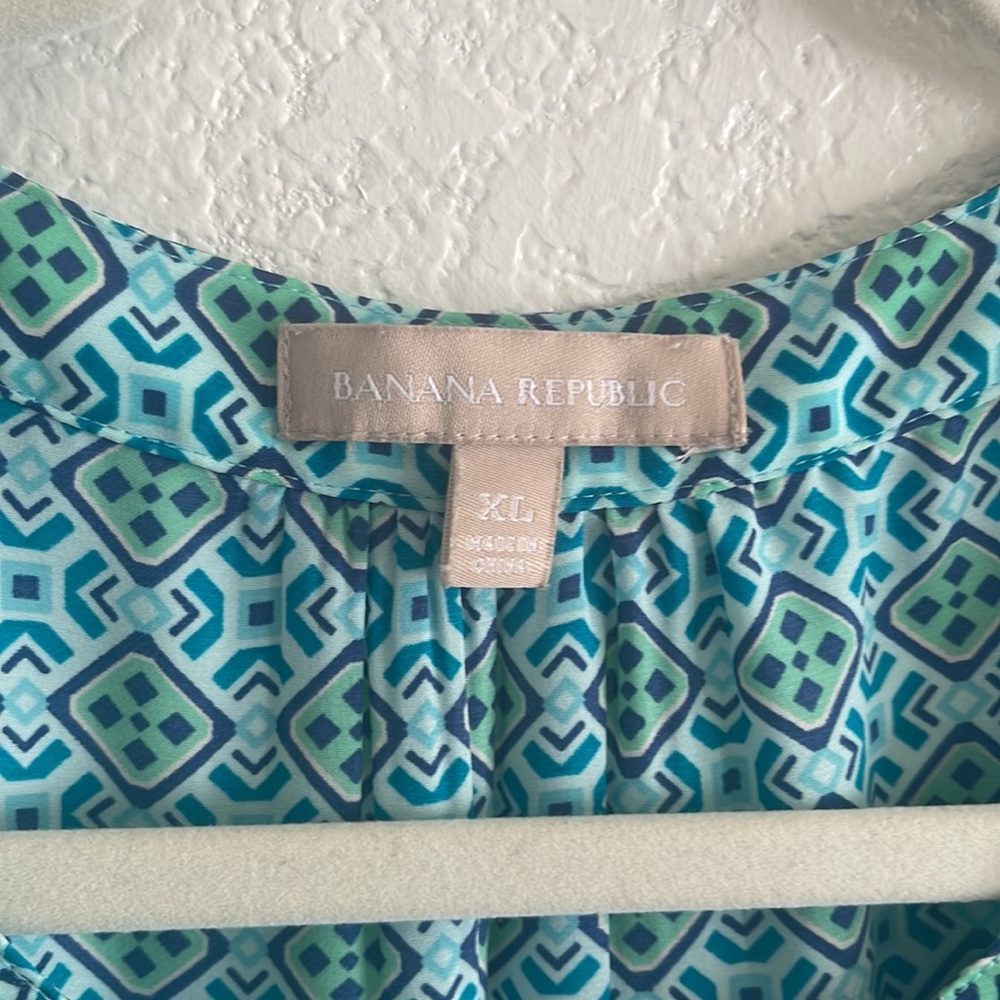 Banana Republic Blouse 🦋 w/retro geometric print - Picture 3 of 5